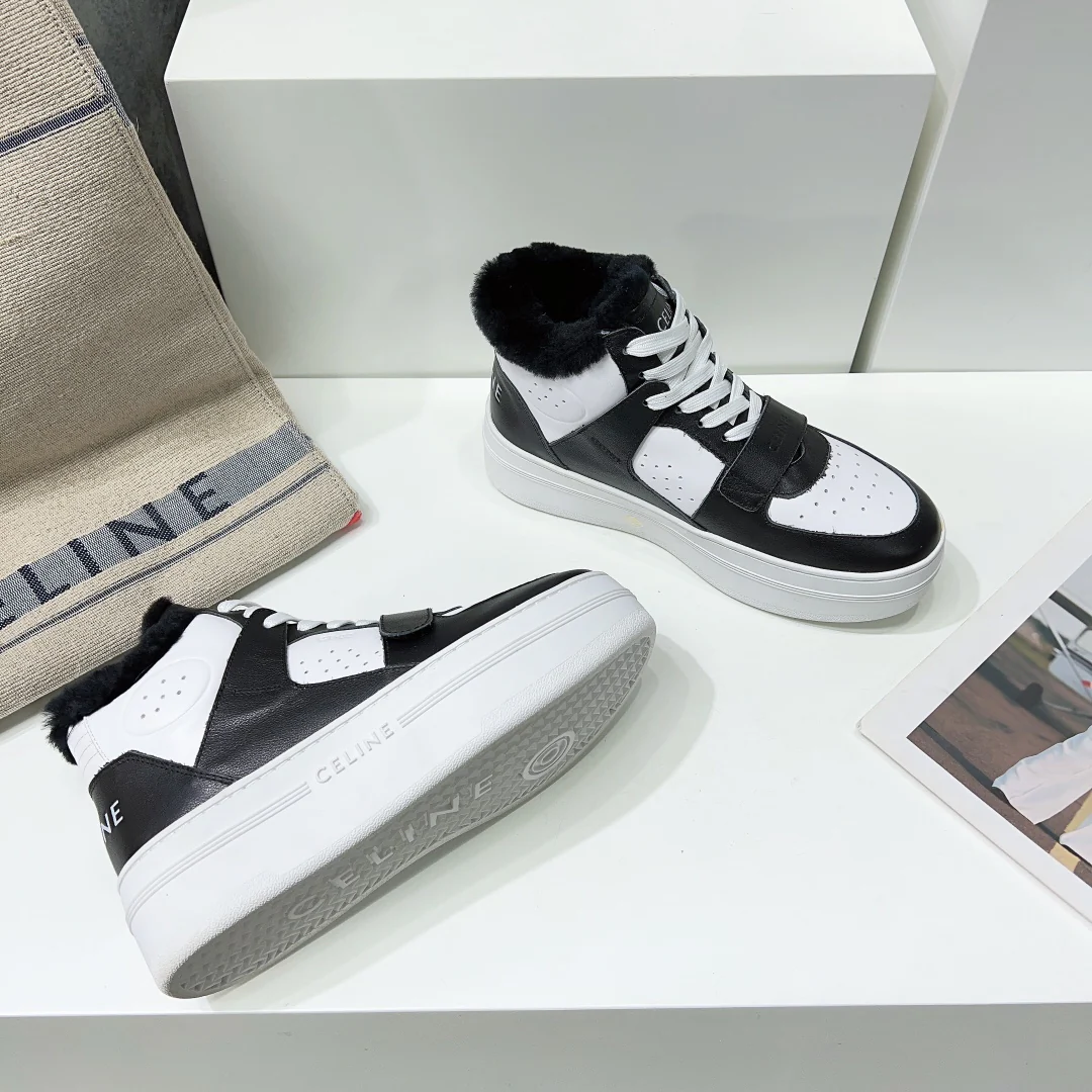 Новинка осенне-зимней коллекции Celine 2022 — высокие кеды на платформе с меховой отделкой — черные.