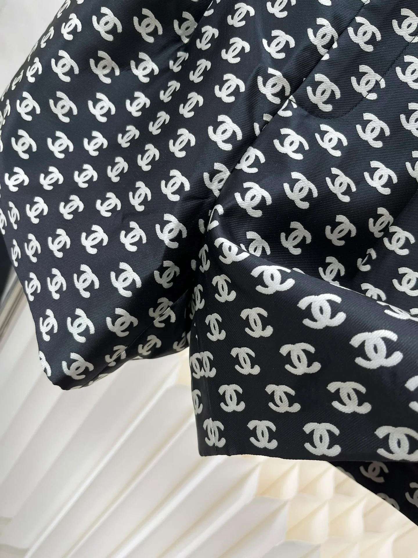 Классические жаккардовые шорты Chanel 2403 с буквенным рисунком - черные.