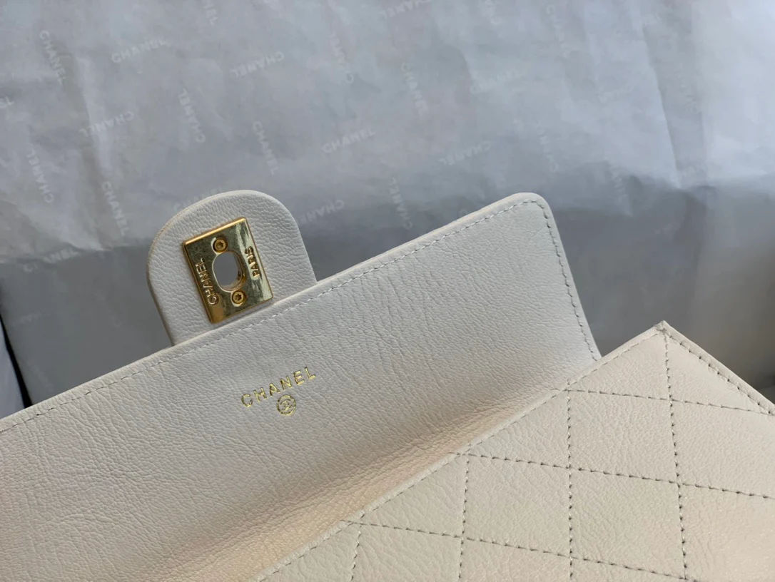 Chanel - с жемчужной цепочкой WOC-1