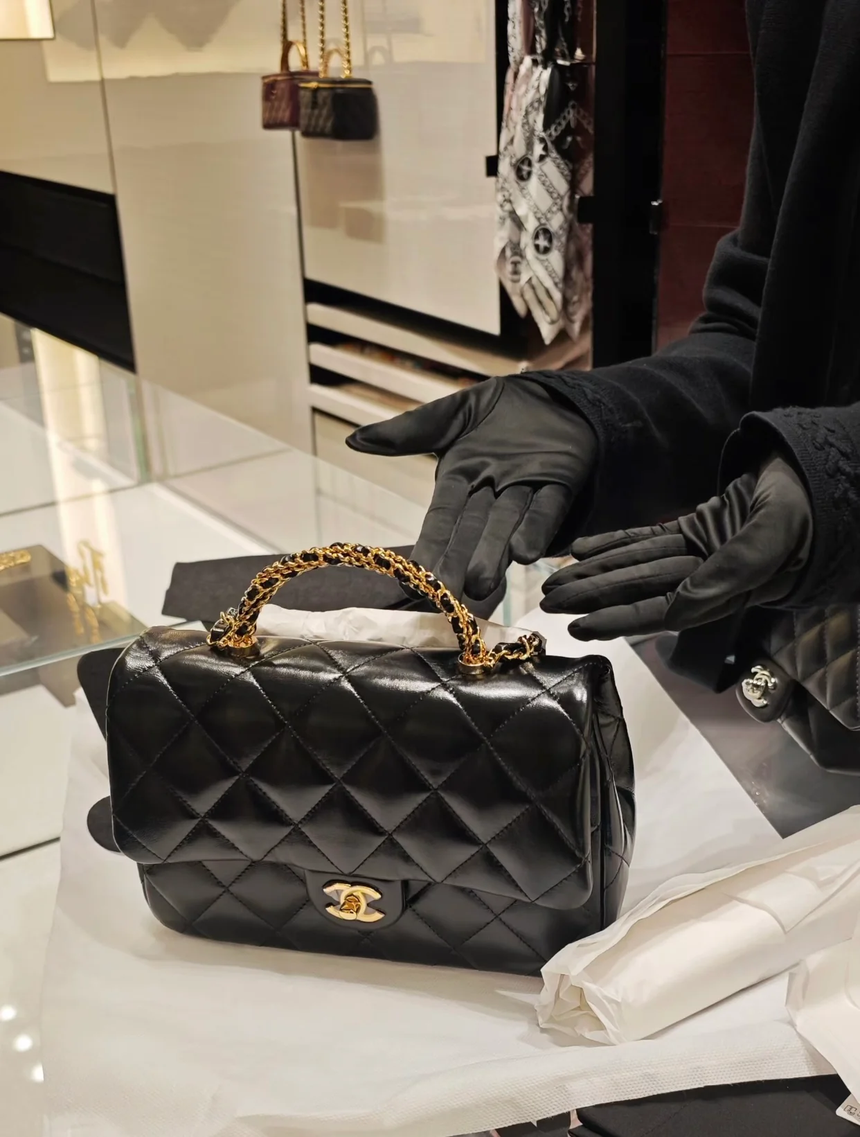 Большая черная сумка Chanel с клапаном и поворотной ручкой.