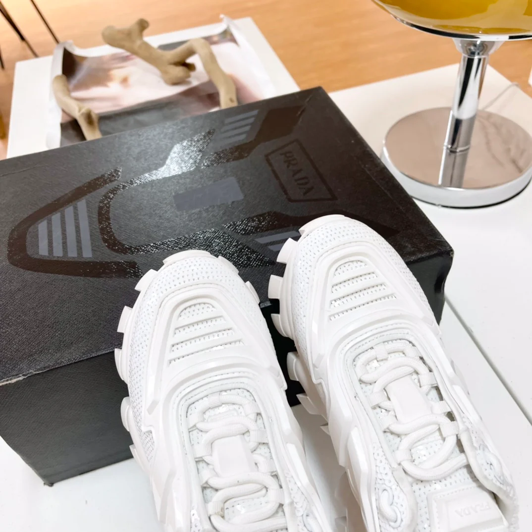 Обувь Prada - коллекция Prada ранней весны 2022 года - блестящие массивные кроссовки - белые