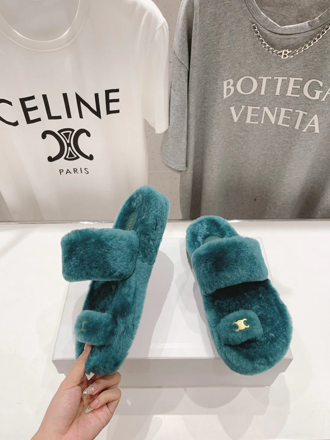 Новинка 2023 года от Celine - Шерстяные шлепанцы - Зеленые