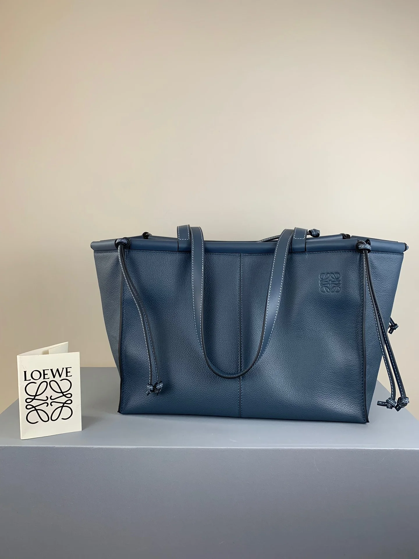 Сумка-тоут Loewe из телячьей кожи, темно-синяя