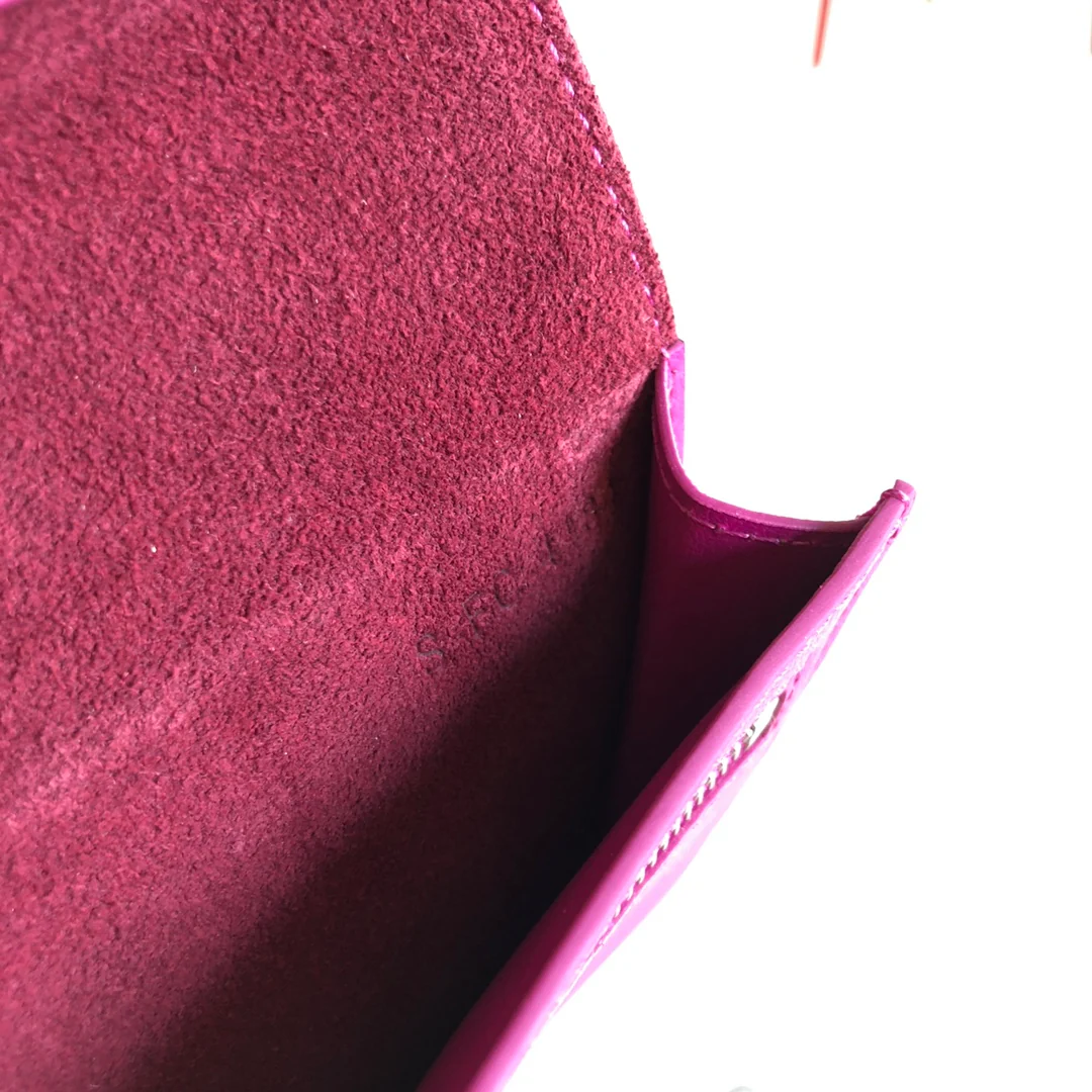 Длинный кошелек Celine - бордовый и фиолетовый - с принтом в виде пальм.