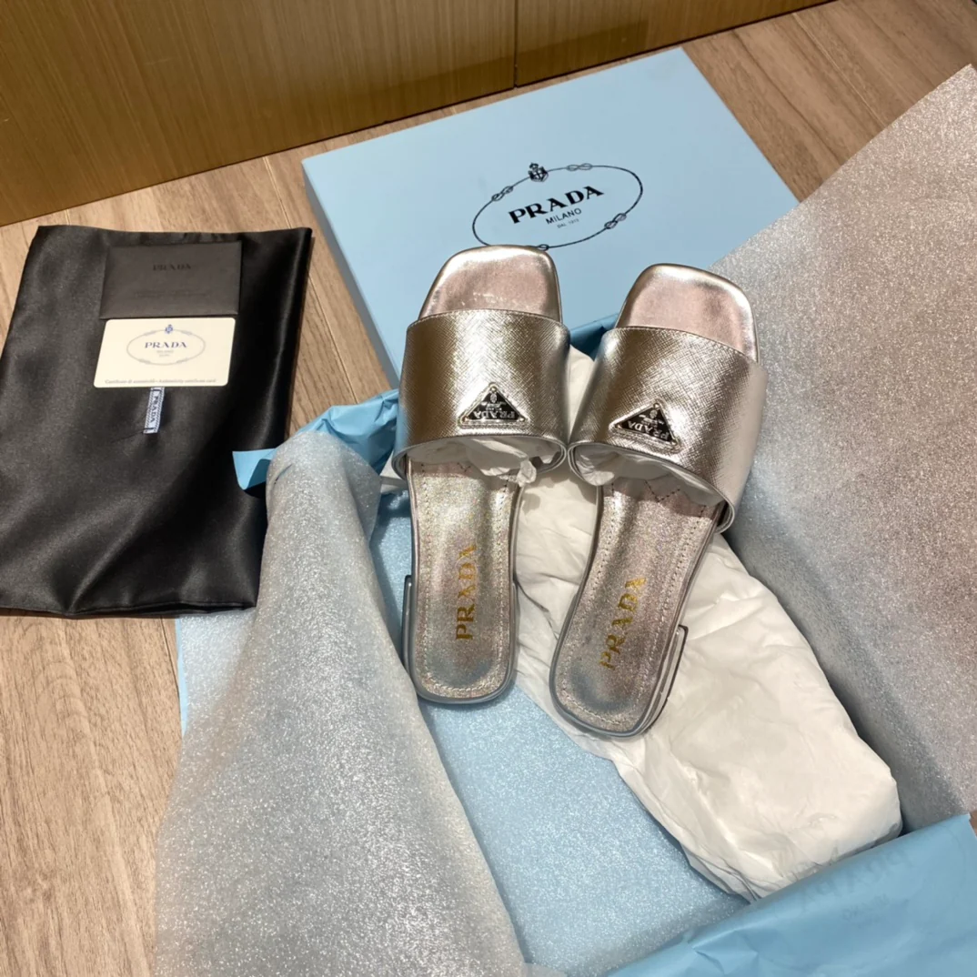 Prada - Золотистые блестящие тапочки