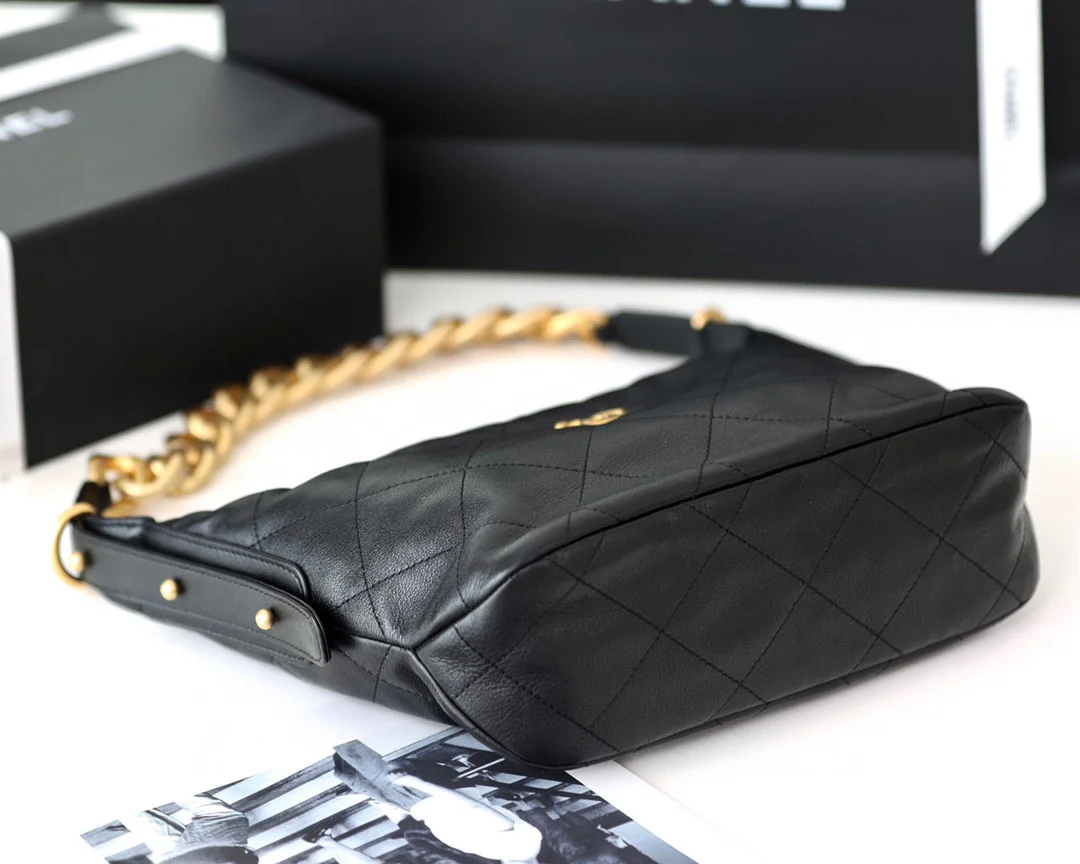 Новая модель Chanel 2022 года - сумка-хобо с массивной цепочкой.