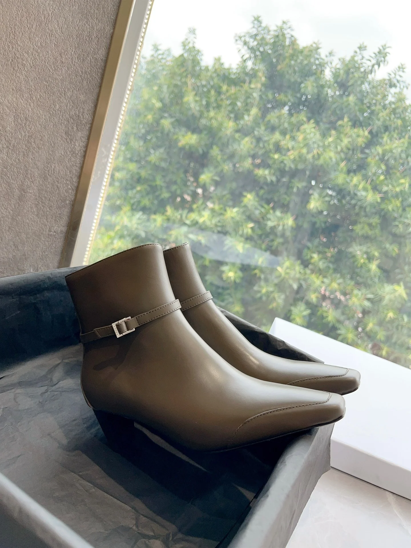 Новинка с показа Celine осень/зима 2023 — мотоциклетные ботильоны.