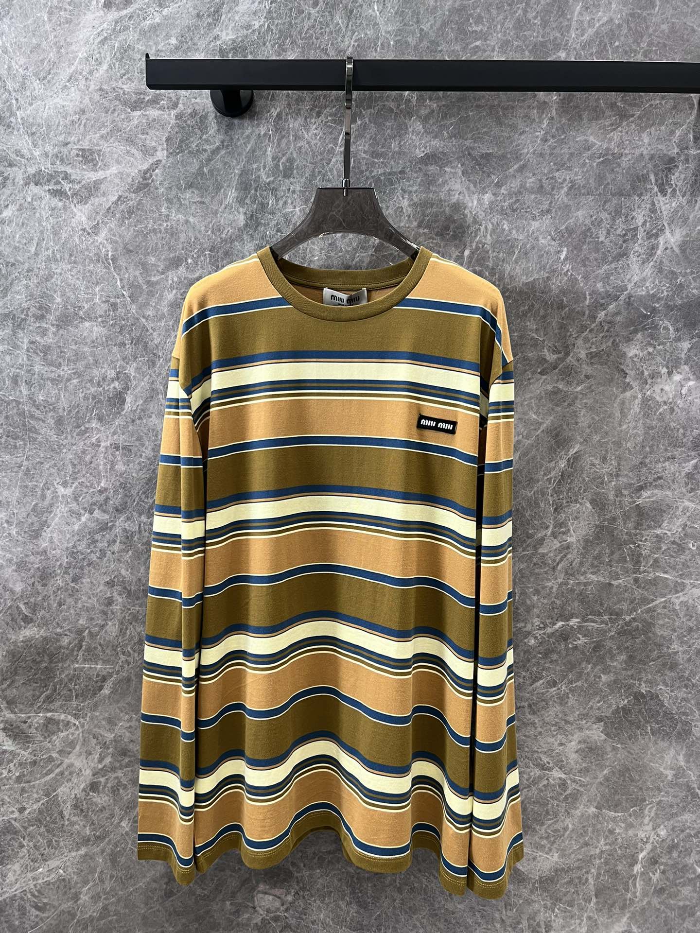 Miu Miu - 2404 - 24ss Весна/Лето Новая модель: футболка с длинными рукавами и микрологотипом в полоску, с цветовыми блоками - желтая