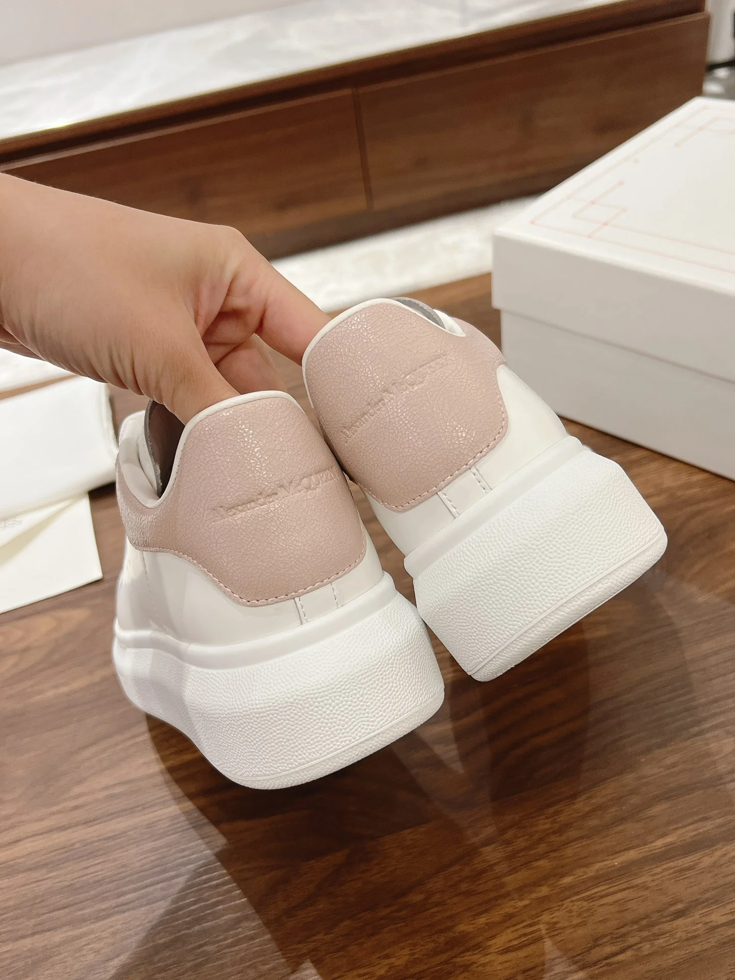 Скейтбордные кроссовки McQueen 2024 - белые