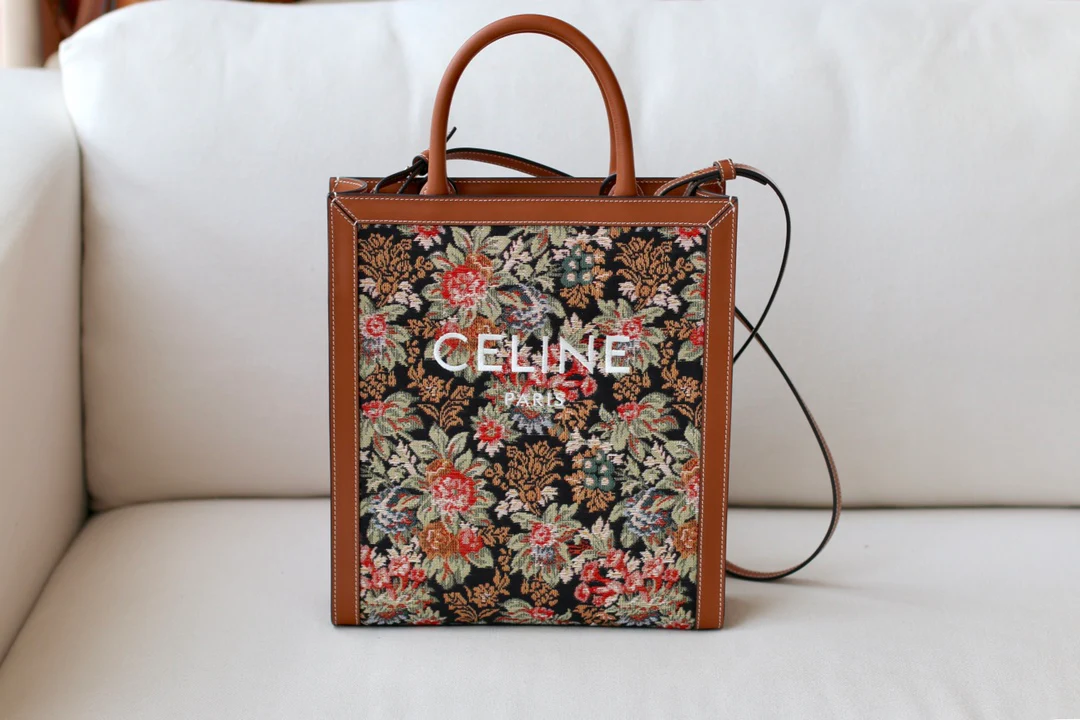 Маленькая вертикальная сумка Celine Cabas из кожи вагю с цветочным жаккардовым узором.