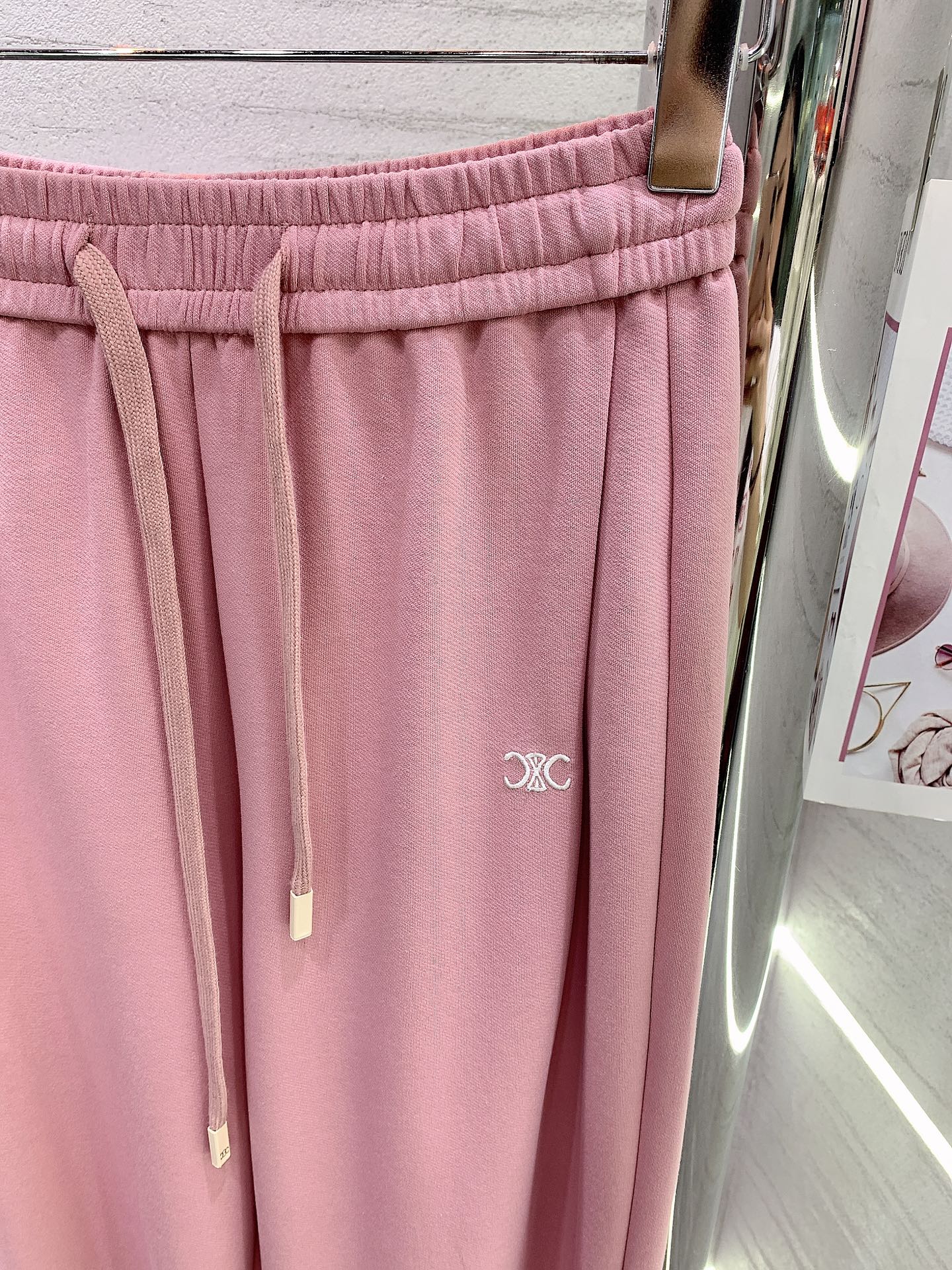 Celine-2403 Новые повседневные брюки с широкими штанинами и вышитой этикеткой, плиссированным дизайном.