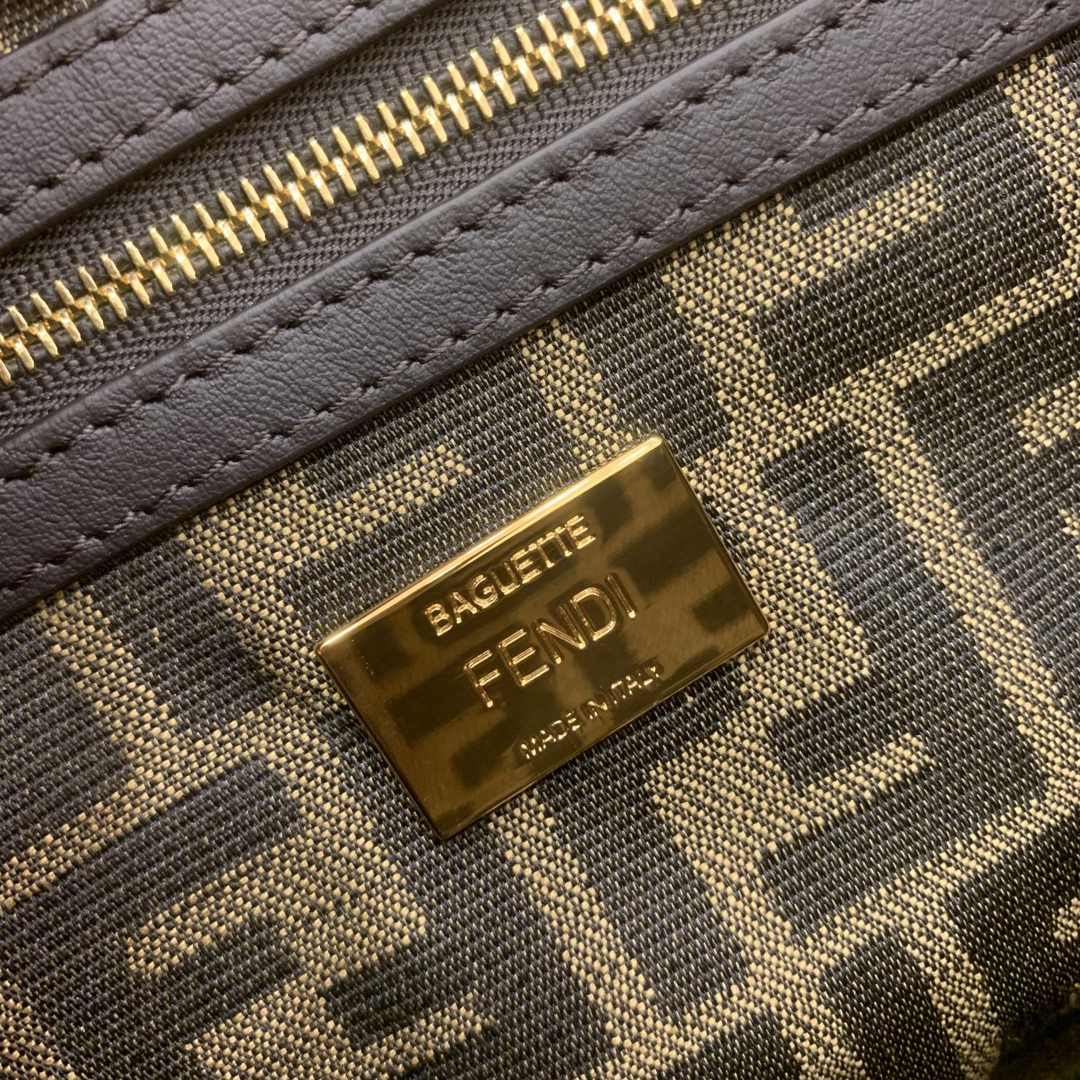 Сумка Fendi Baguette средней длины, коричневая, с монограммой.