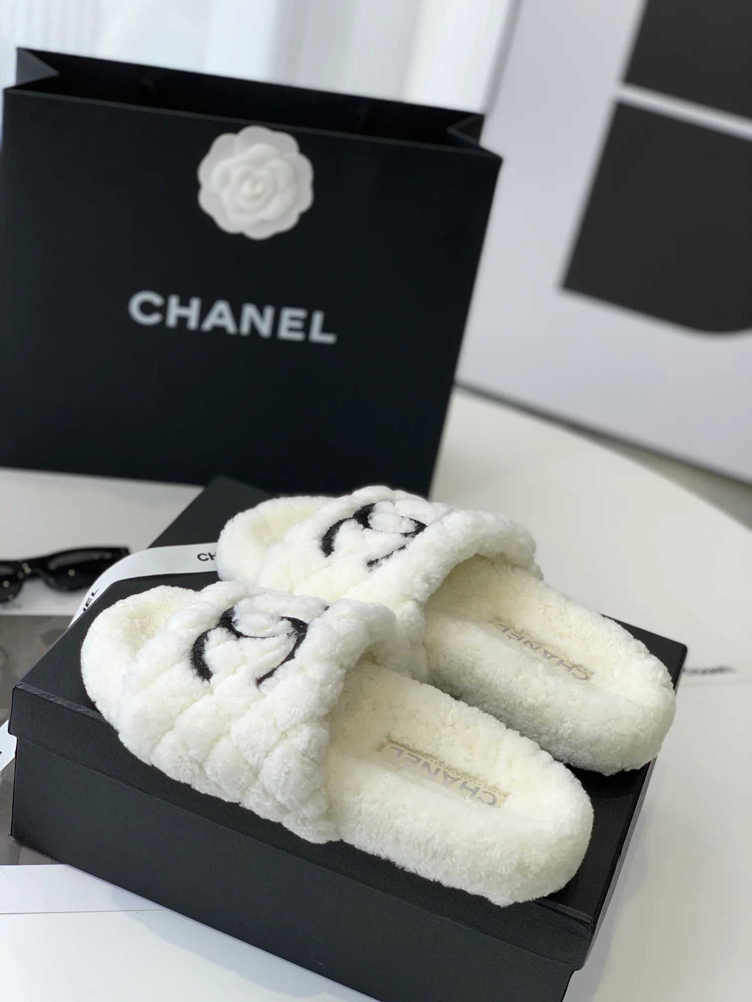 Chanel - Новые тапочки из овечьей шерсти - Размеры 35-41