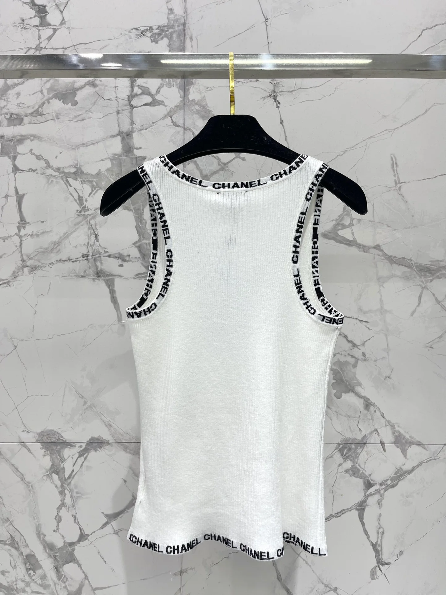 Chanel 2403-24 Летняя новая модель, металлическая пряжка, вышивка букв, шикарная повседневная вязаная майка - белая