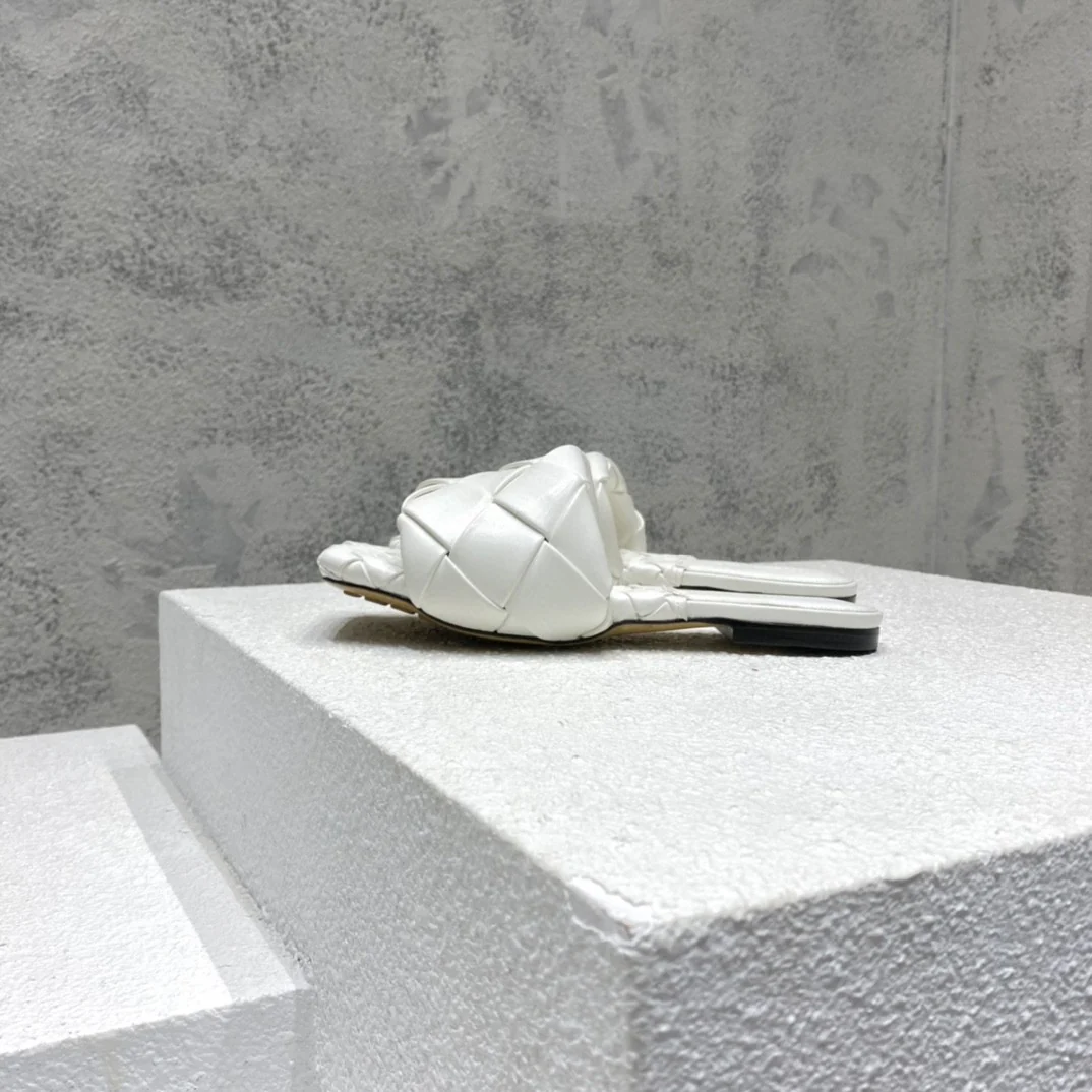 Новинка сезона весна/лето 2021 от BV - Плоские плетеные тапочки - Цветовая гамма