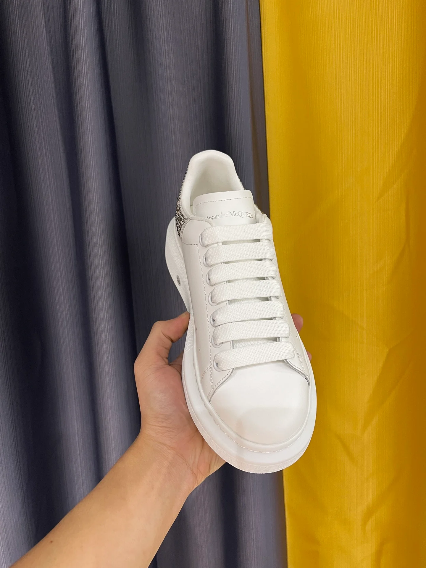 Классические белые кроссовки McQueen - унисекс - серебристый каблук с бриллиантами - премиум-издание