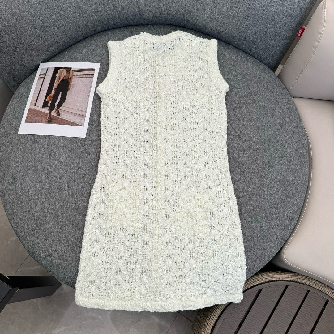 Платье-жилет Chanel 2403, новое, с ажурной вышивкой и пуговицами, вязаное крючком, белое.