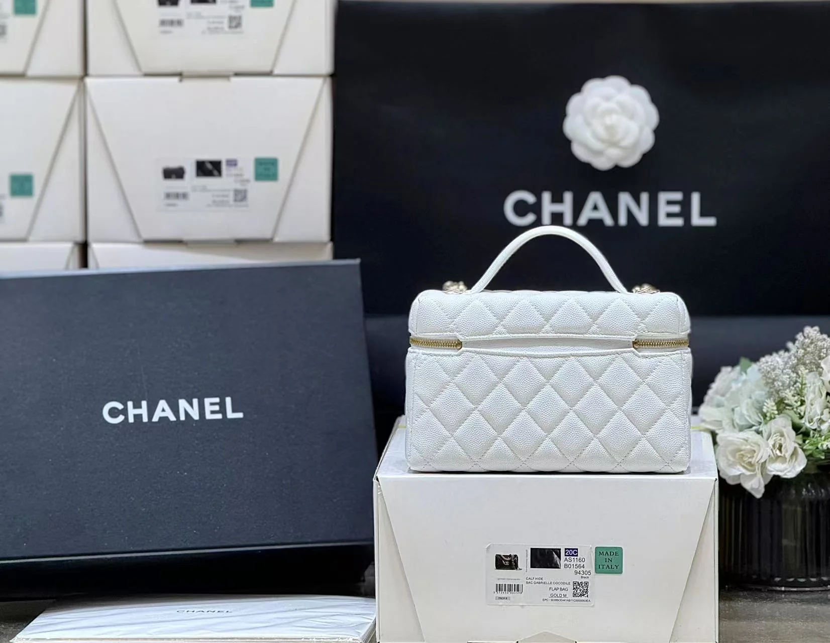 Сумка-ланчбокс Chanel 25p Limited Edition в форме сердца с бриллиантом — белая.