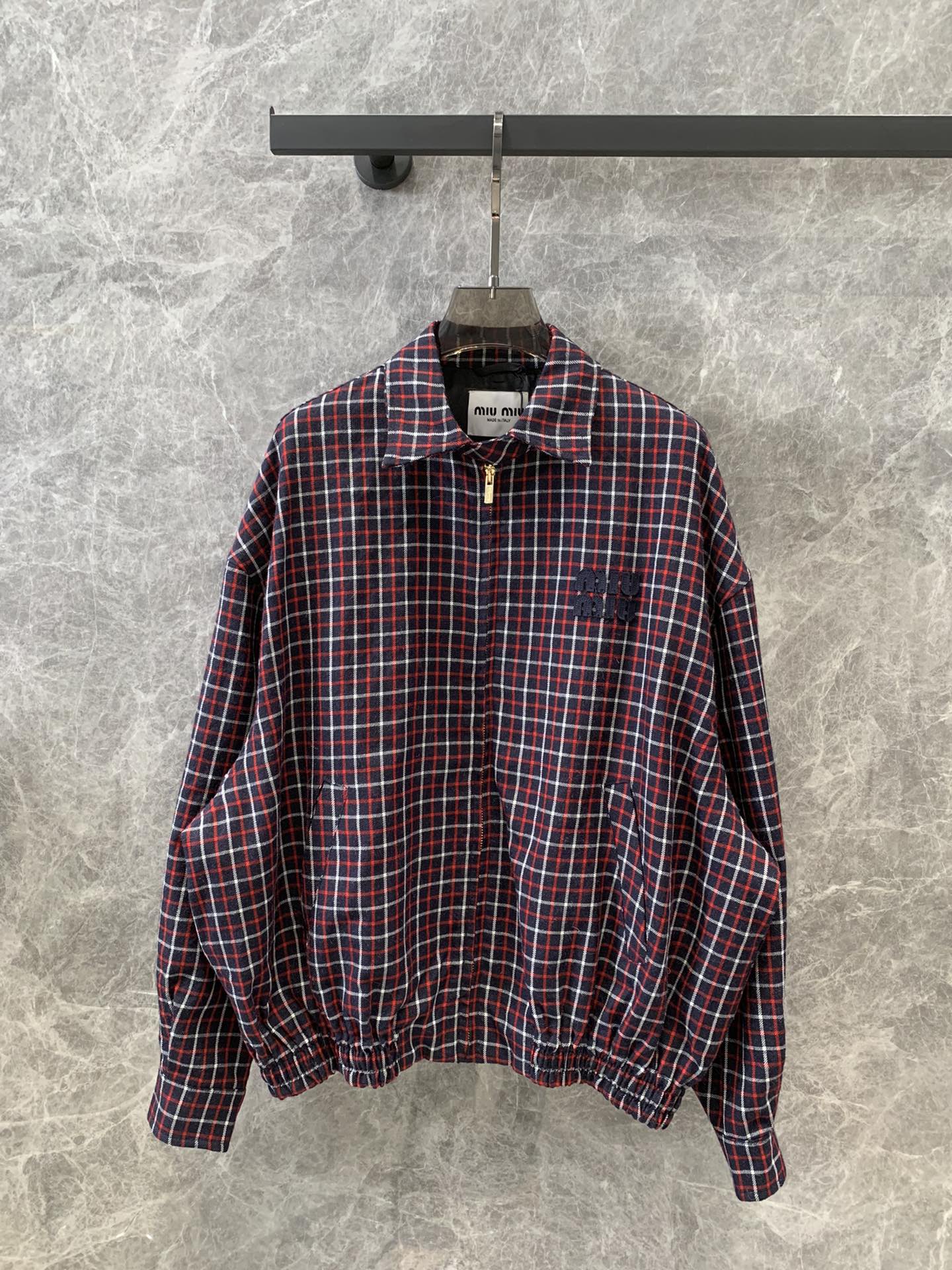 Miu Miu-2404-24 Новинка ранней весны. Шерстяная куртка в клетку с логотипом в виде букв, на лацканах и застежке-молнии.