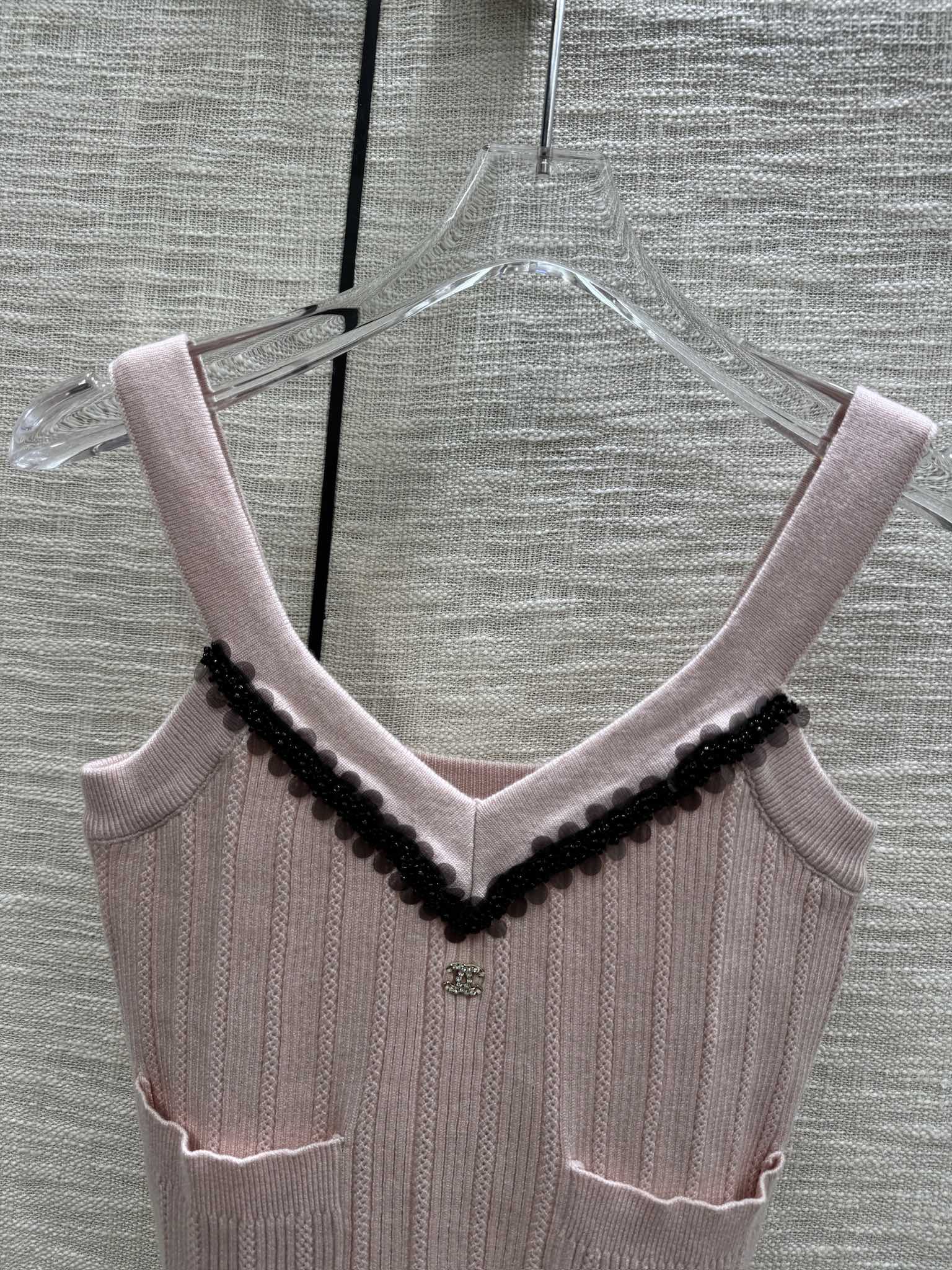 Chanel - Коллекция ?Ранняя весна?, трикотажная майка с V-образным вырезом, украшенная множеством пайеток, розовая.