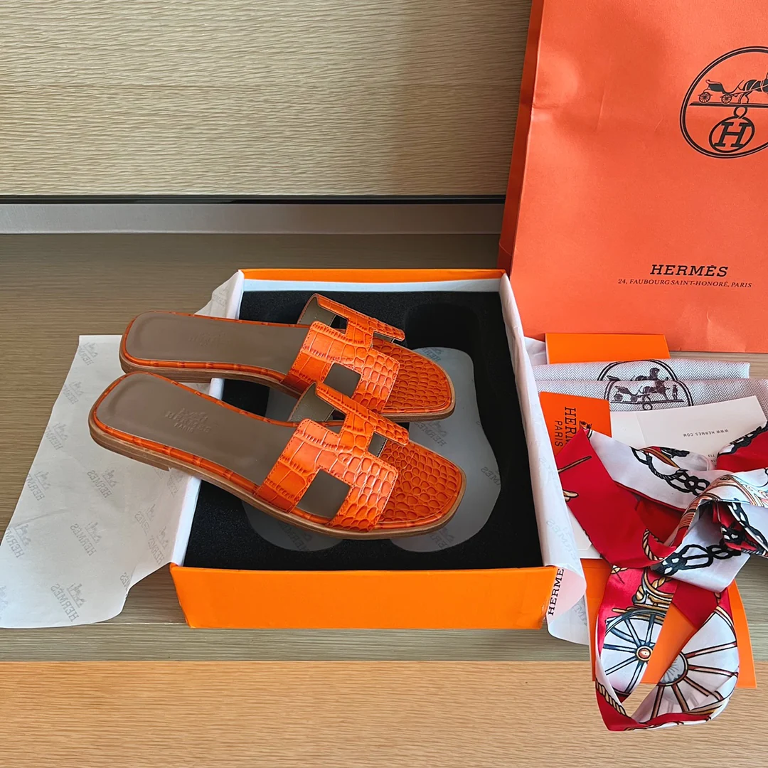 Классические тапочки Hermes с буквой H — крокодиловая кожа — оранжевые