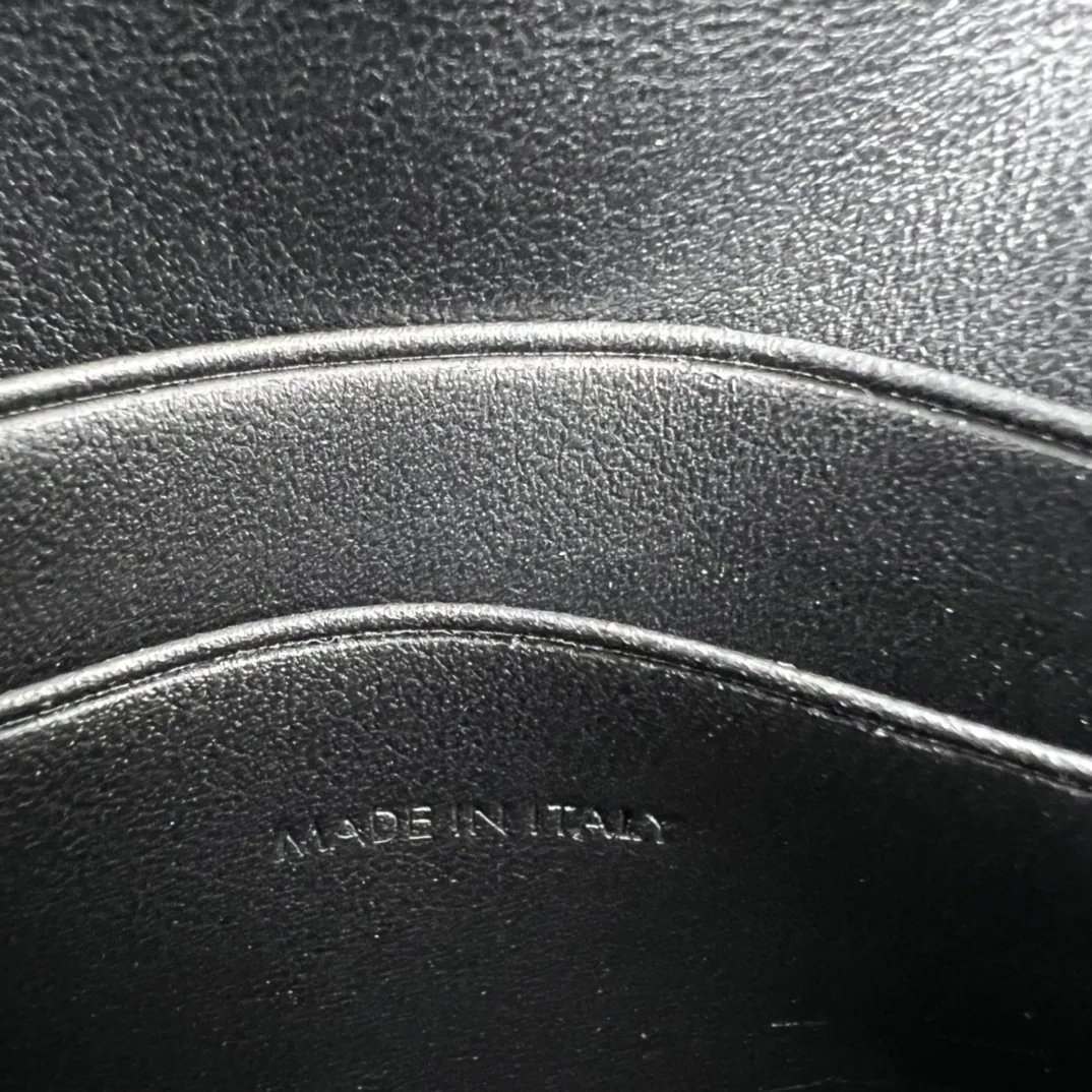 Celine-TRIOMPHE 亮泽牛皮革卡包