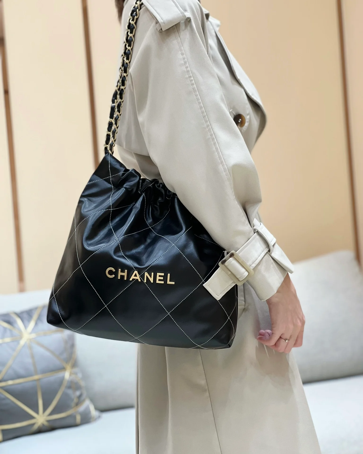 Круизная коллекция Chanel 2023 - сумка 22bag - маленькая - черная - Фотографии в одежде