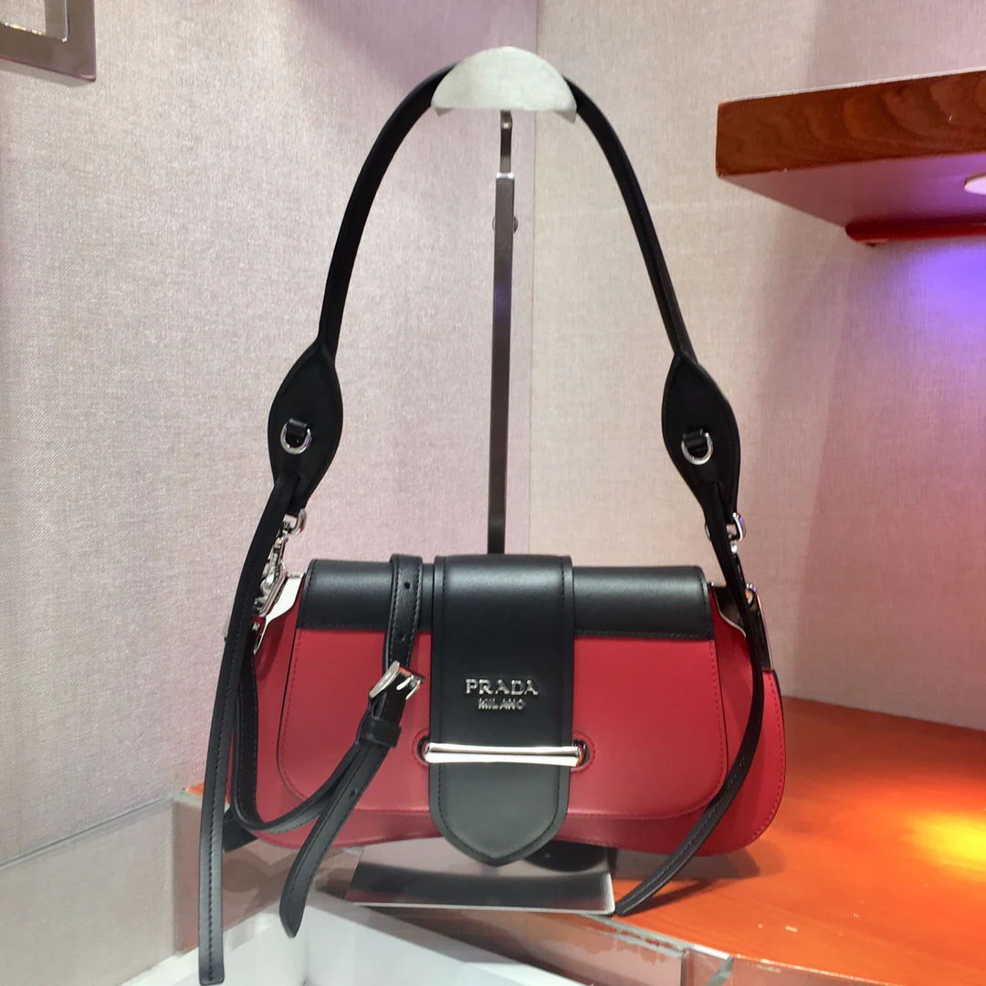 Сумка Prada Flap Bag 2019, красная и черная.