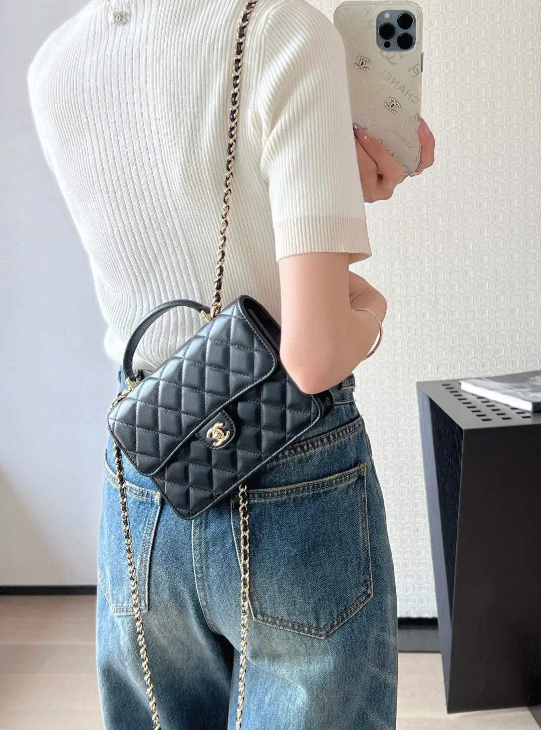 Многофункциональный рюкзак Chanel 2-в-1 — черный с пряжкой светло-золотистого цвета.