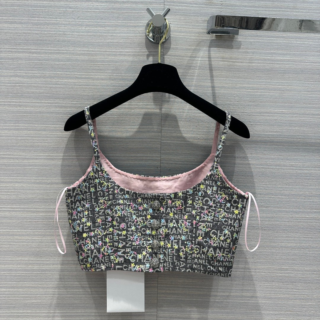 В стиле Chanel - 2403 - 24 Весна/Лето Новинка Прочный жилет из жаккардовой ткани, окрашенной пряжей, с буквами и бисером