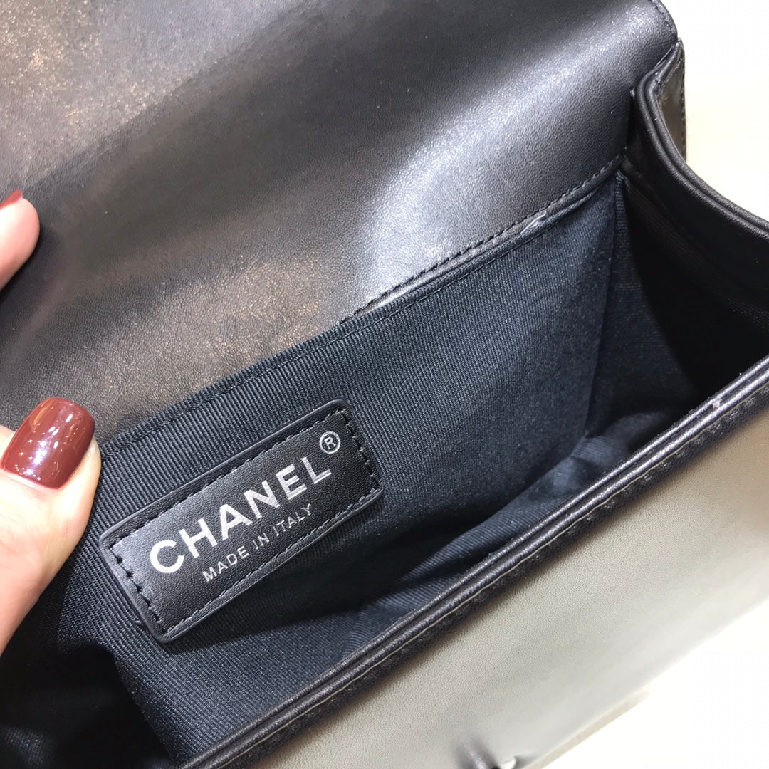 Chanel-boy-25cm