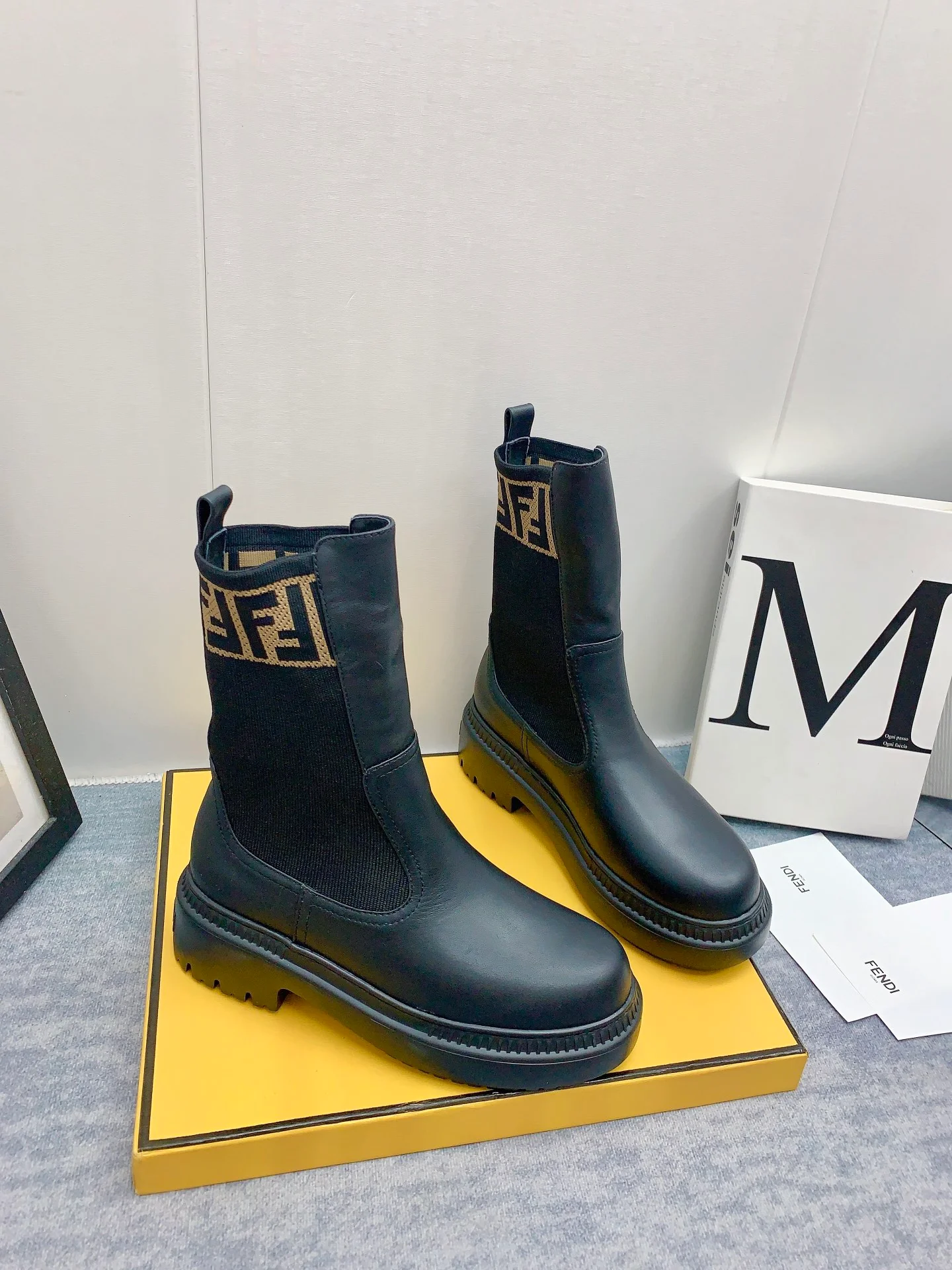 Новинка сезона осень/зима 2023 от Fendi - Ботильоны с монограммой - Черные