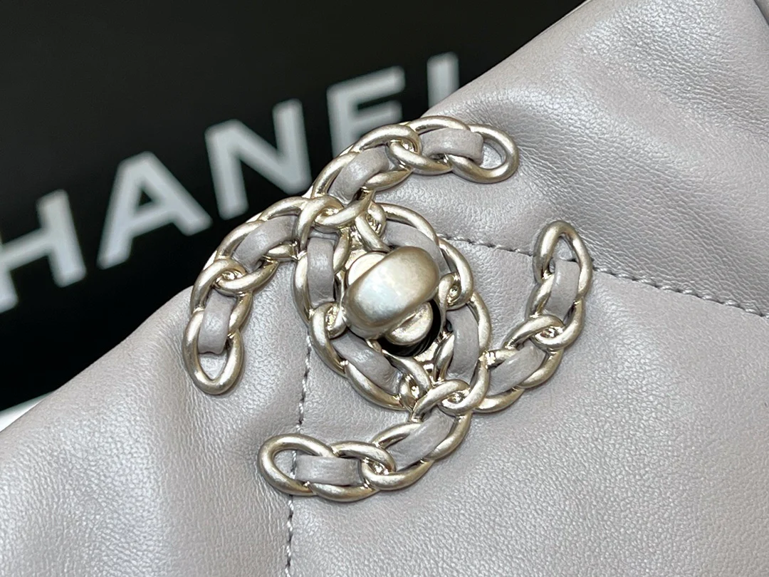 Новинка сезона осень/зима 2022 от Chanel - сумка-шоппер из 19 предметов.