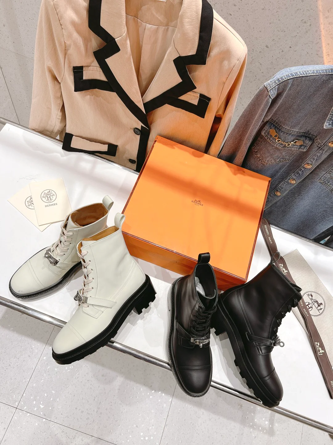 Новинка сезона осень/зима 2023 от Hermes — ботильоны на шнуровке унисекс — белые.