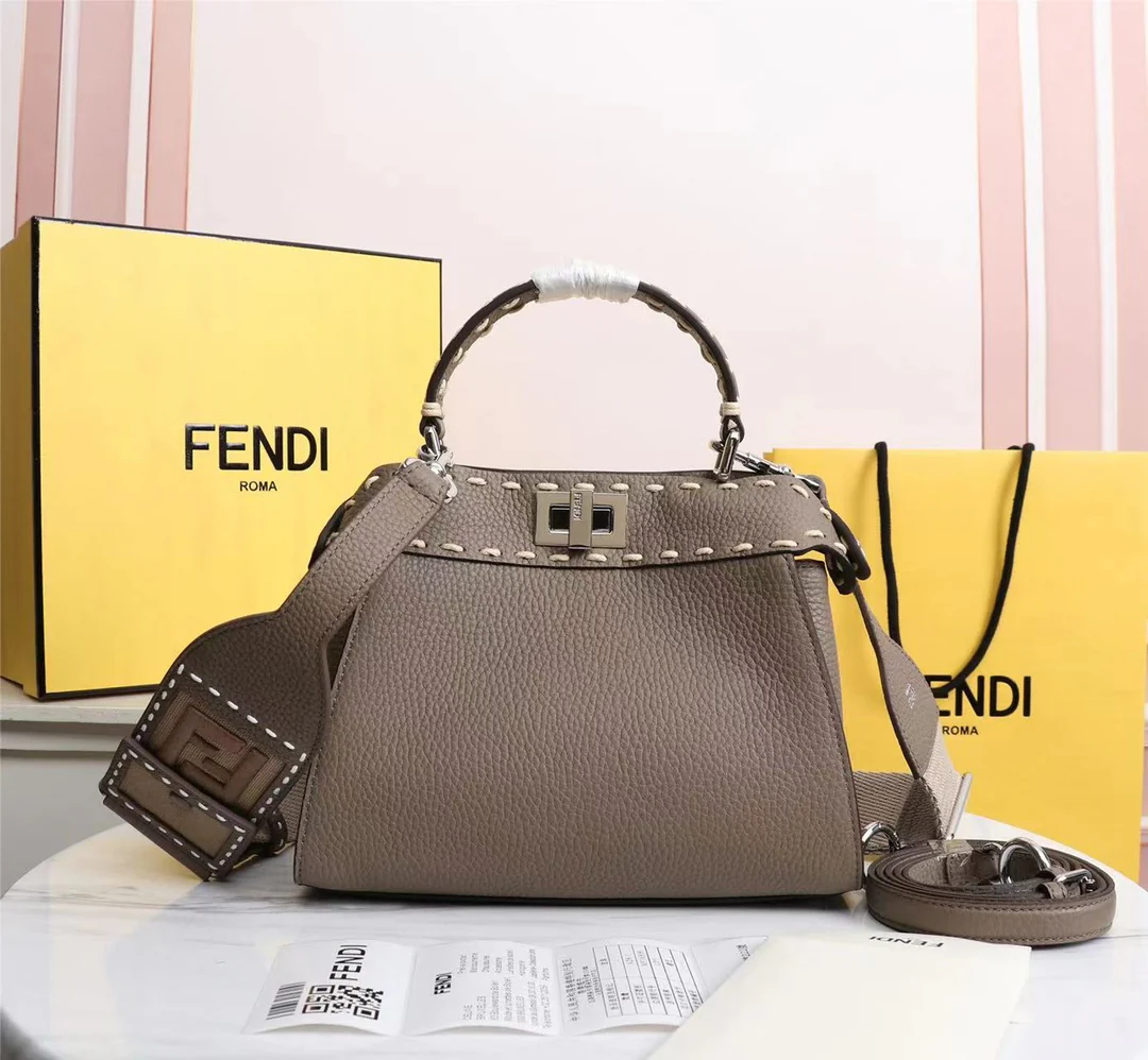 Маленькая кожаная сумка Fendi Peekaboo абрикосового цвета