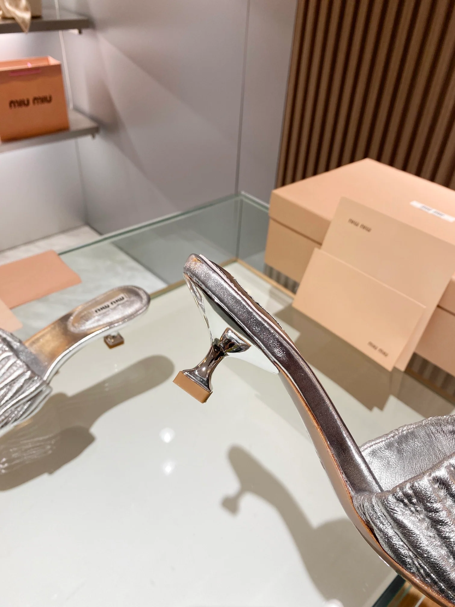 Новинка весны 2023 года от Miu Miu - Сандалии на низком каблуке - Серебристые