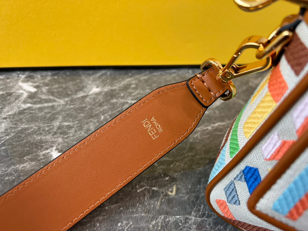 Сумка-багет Fendi — бежевая льняная с красочной вышивкой.