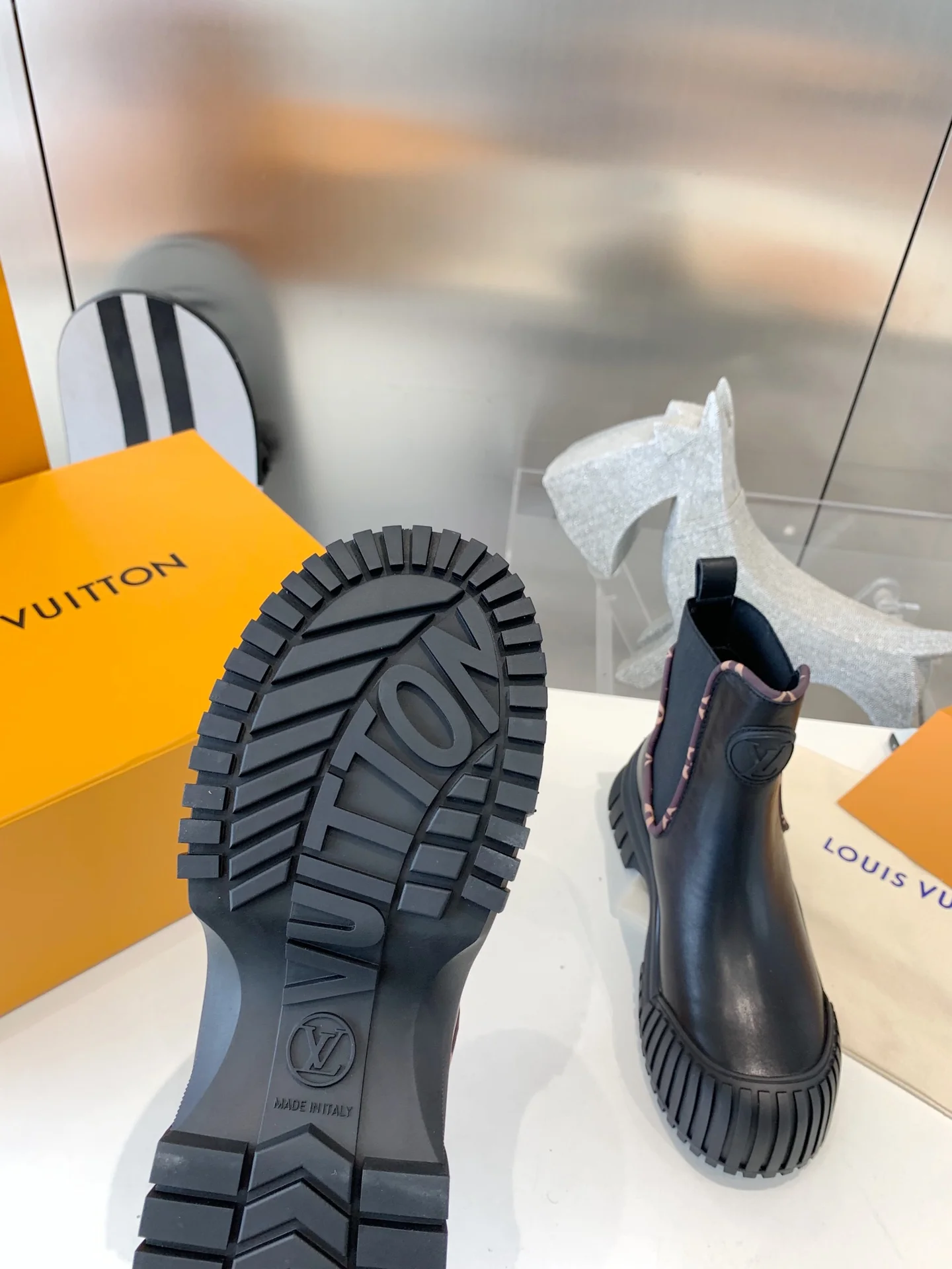 LV - Новинка сезона осень/зима 2022 - Ботильоны Ruby - Черные - 1