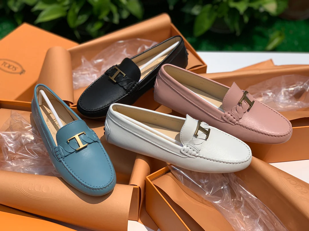 Tod's - Футболки с перекрученным низом - Лоферы - Обувь без шнурков