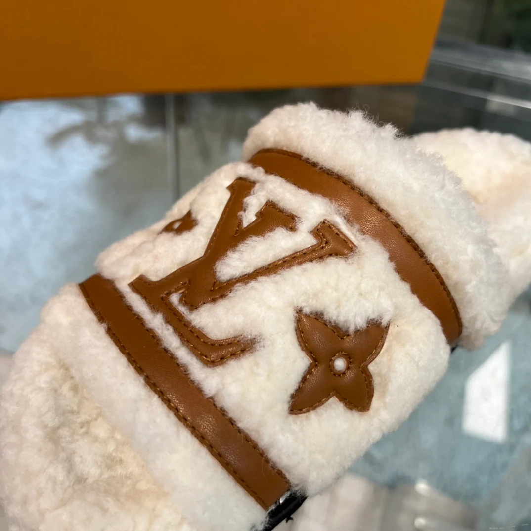 Новинка ранней весны 2022 года от LV - Пушистые тапочки - Белые