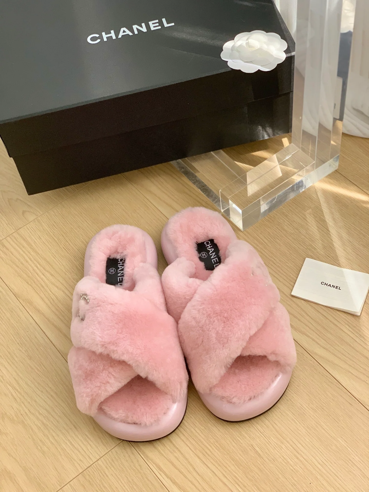Новинка сезона осень/зима 2023 от Chanel - Классические пушистые тапочки с двойной буквой С - Розовые