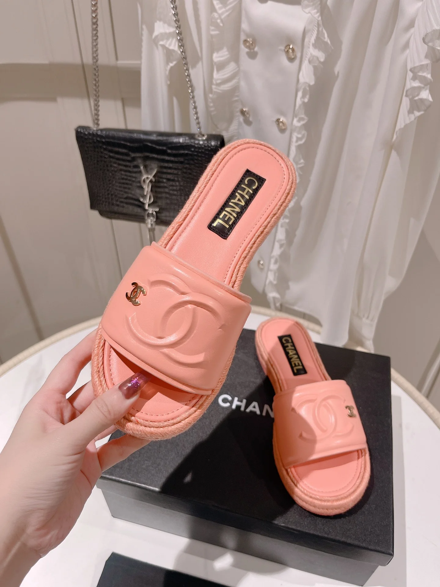 Новинка сезона весна/лето 2023 от Chanel - Тапочки из овечьей кожи - Розовые