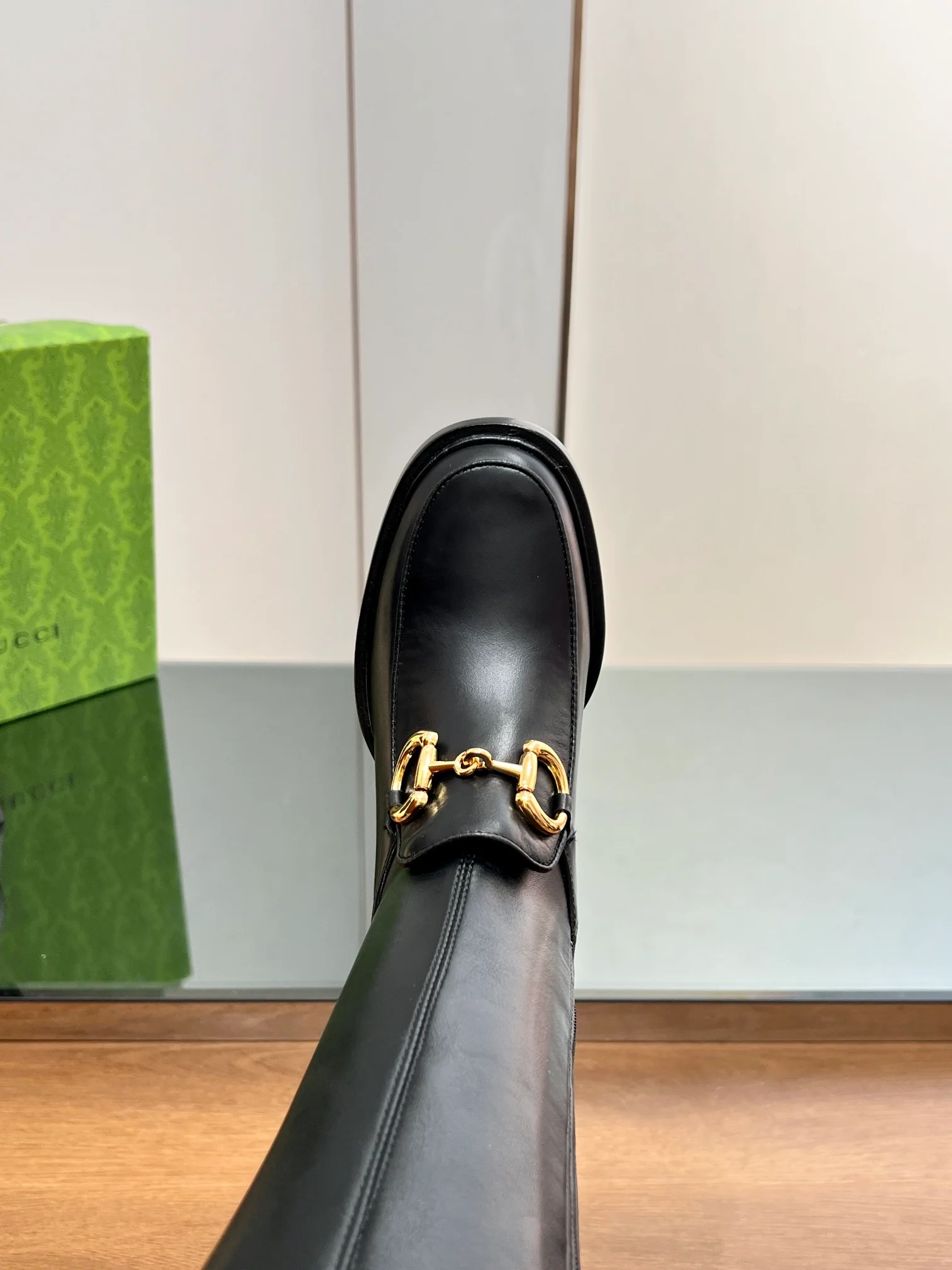 Новинка начала осени 2023 года от Gucci — Эластичные ботфорты с пряжкой ?Конская уздечка? — Черные