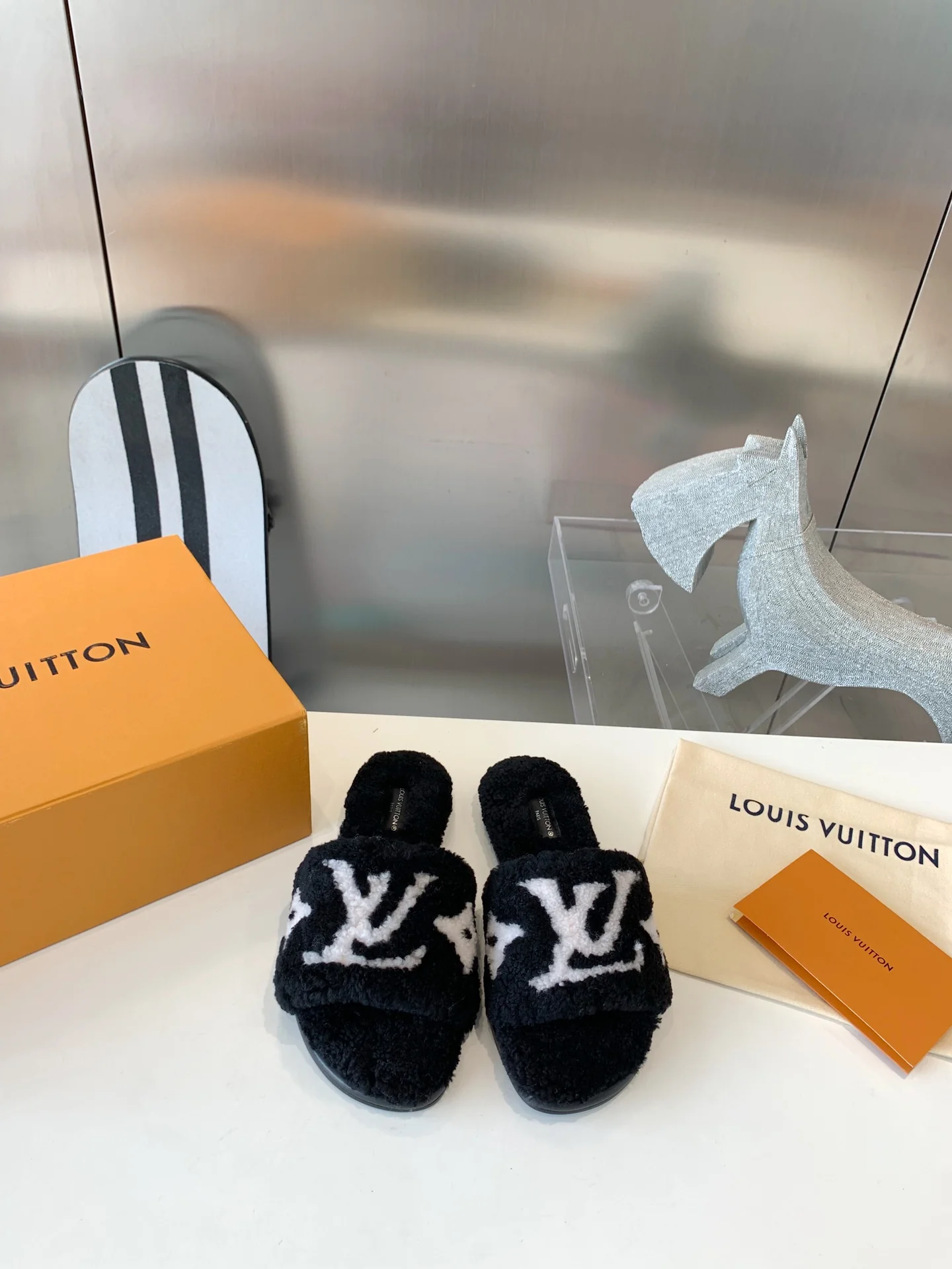 Новинка LV 2022 года - Меховые тапочки - Черные