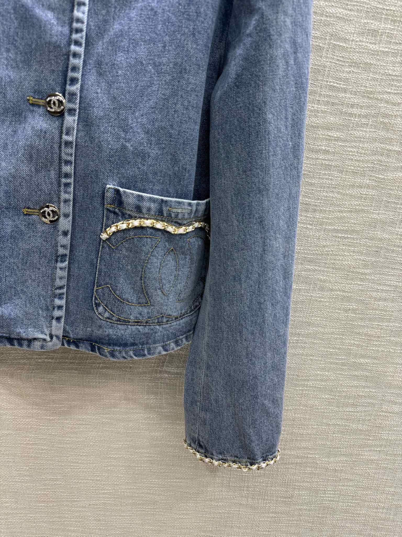 Chanel 2403 — джинсовая куртка в стиле высокой моды от Chanel.