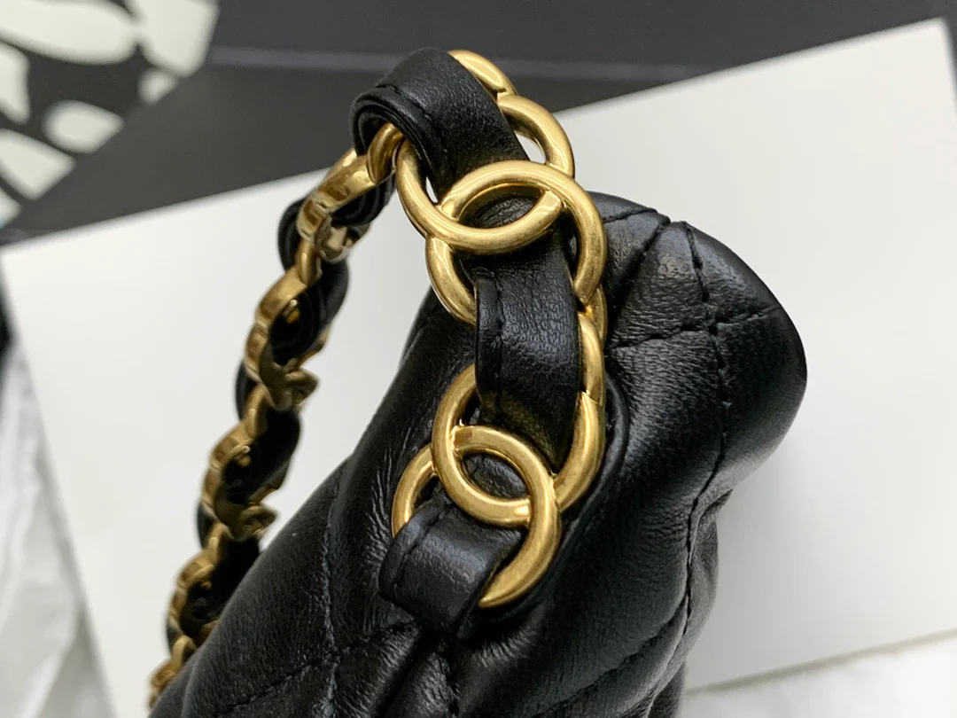 Сумка-хобо Chanel 2022 года, черная.