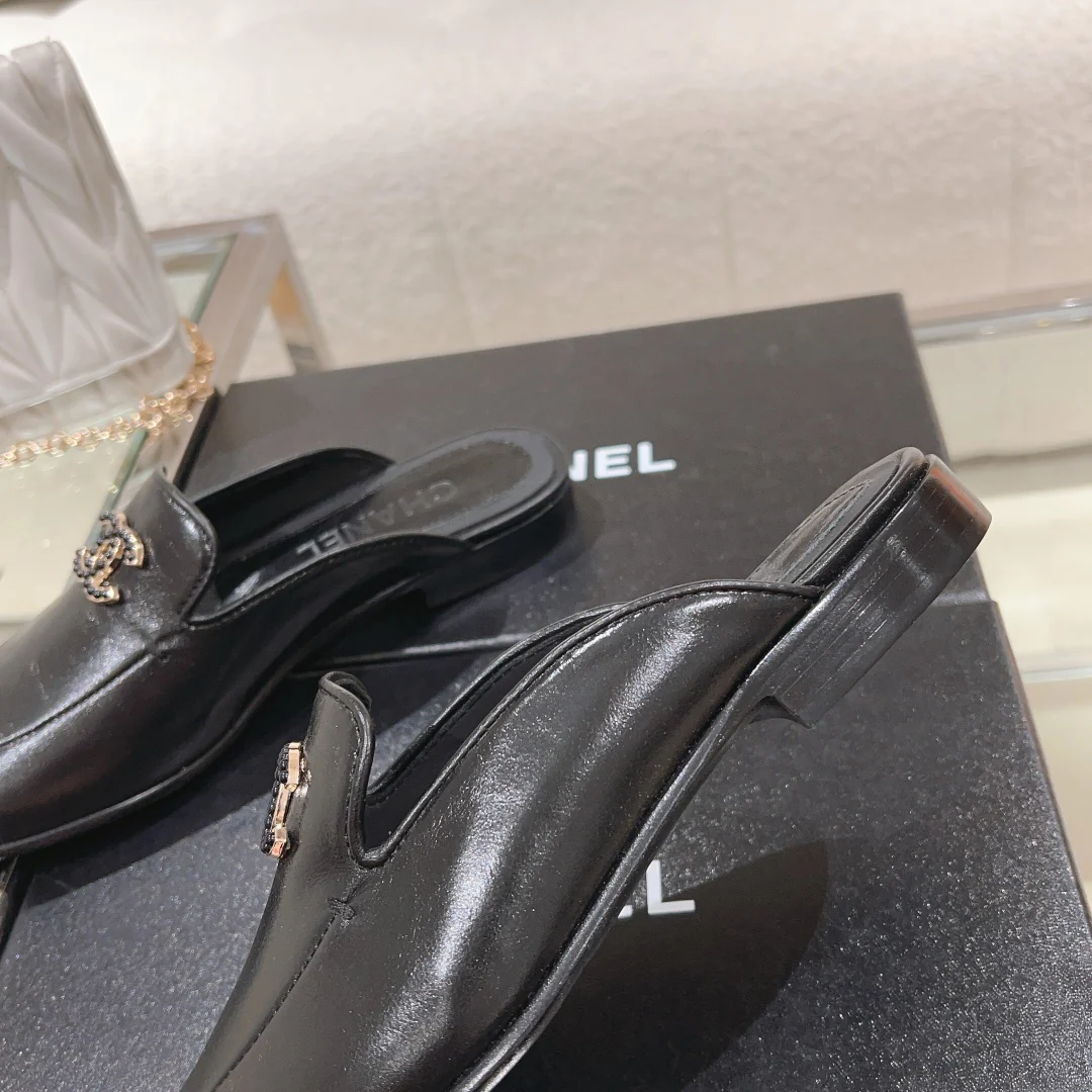 Лоферы/слипоны Chanel - черные