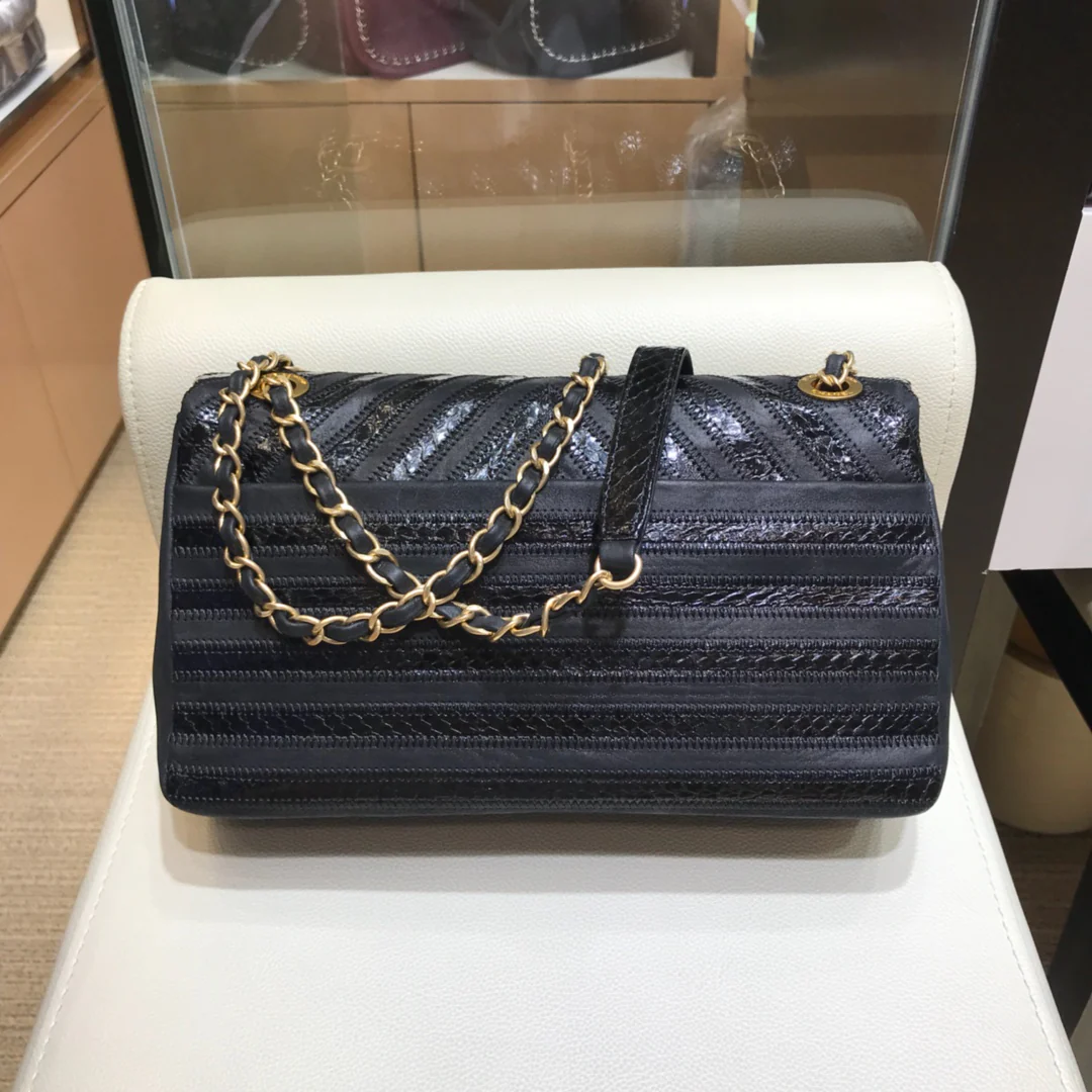Chanel Осень/Зима 2018 - Лоскутная сумка из вощеной змеиной кожи с узором из овечьей кожи - CF