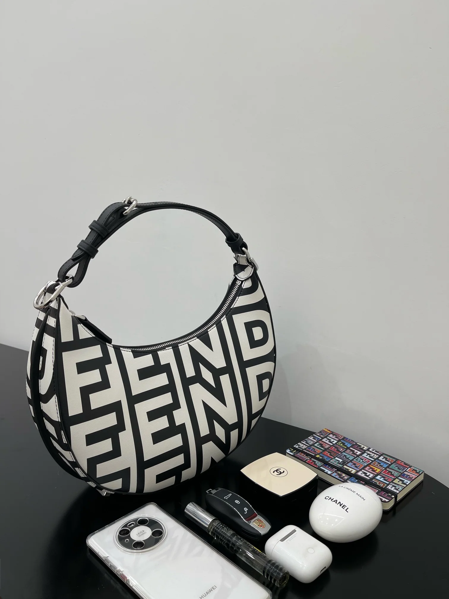 Сумка Fendi Praphy Crescent Moon через плечо — маленькая — черно-белая коллаборация.