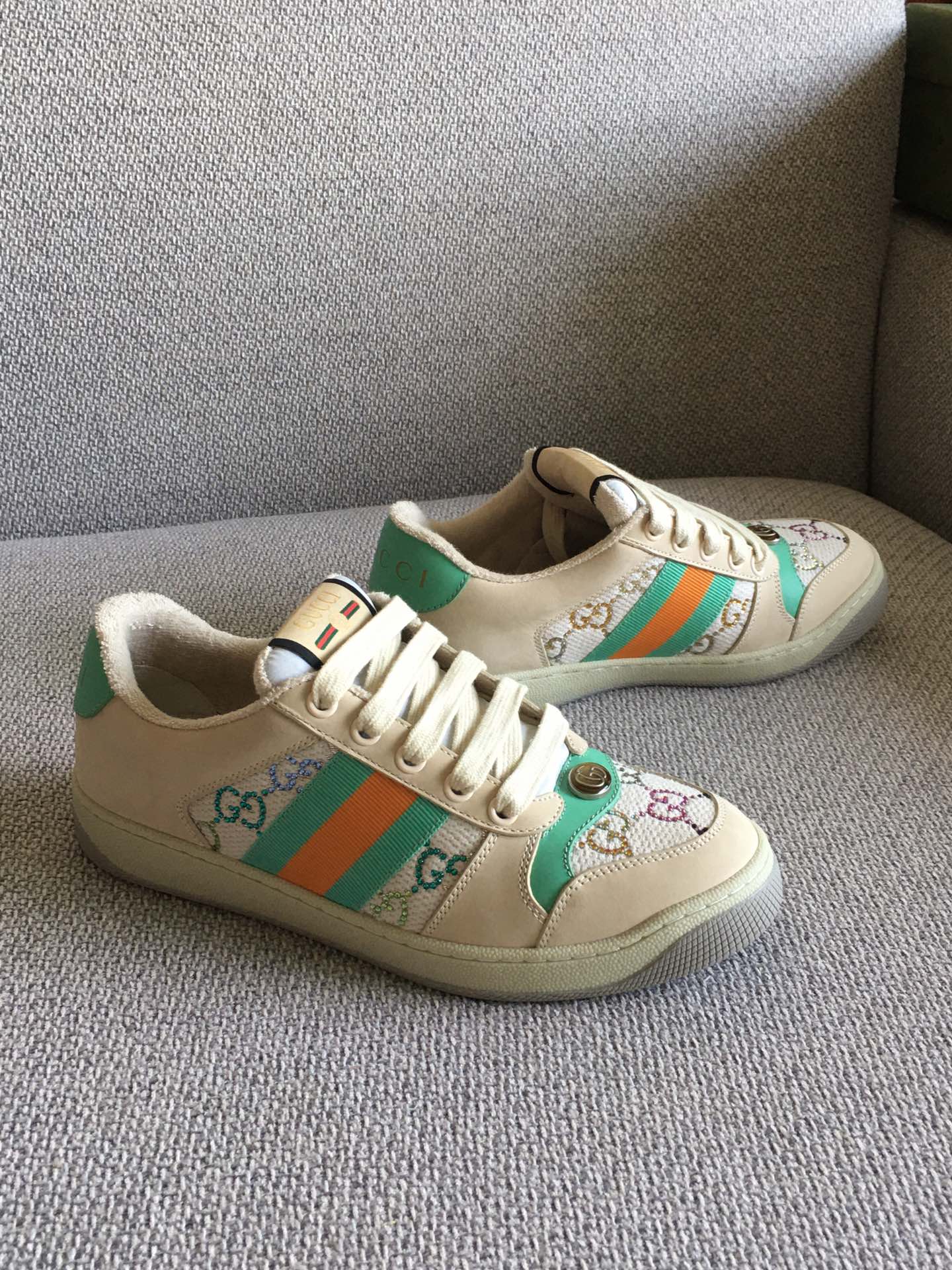 Новинка Gucci 2023 года - Кроссовки с эффектом потертости - Абрикосовый цвет